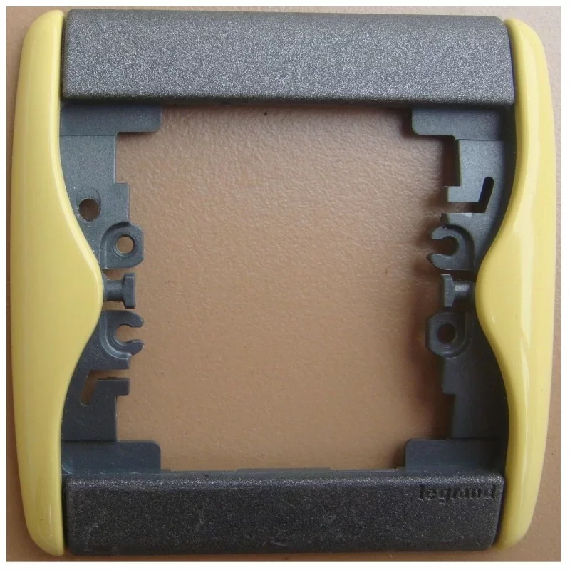 Commande En Gros Legrand 085240 Plaque Sagane Laqué Jaune Xélio Graphimat